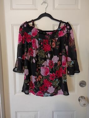 Floral Cold Shoulder Sheer 3/4 Sleeve Women's Top in Black and Pink Size Medium